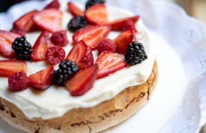 Bananowe pancakes z musem jabłkowym i bakaliami