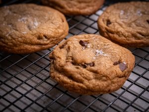 Truskawkowe crumble z cynamonową kruszonką